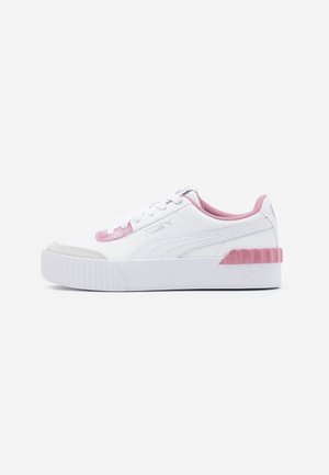 Baskets sportives blanches avec des accents roses, des lacets blancs et une semelle épaisse, vues de l'extérieur sur un fond blanc uni.