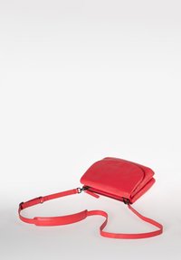 Borsa a tracolla rossa in pelle con chiusura a zip, forma quadrata, design piatto e tracolla regolabile. Texture liscia e dettagli minimalisti.