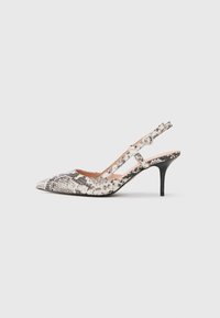 Sværte-sko med spiss tå og slingback i hvit og svart slangeskinnmønster. Har en tynn stropp med et sirkulært metallspenne og en 7 cm stilettohæl.