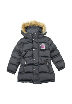 Doudoune noire avec capuche en fourrure, dotée d'une fermeture éclair à l'avant, de bouton-pression et de deux poches latérales zippées. Patch logo rose sur la poitrine.