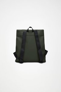 Ciemnozielony, prostokątny plecak z czarnymi paskami. Wykonany z gładkiego materiału, z górnym uchwytem i przeszyciami.