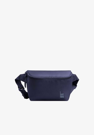 Sac bandoulière bleu marine en tissu durable, avec une texture lisse, une fermeture zippée, une sangle ajustable et un logo imprimé.