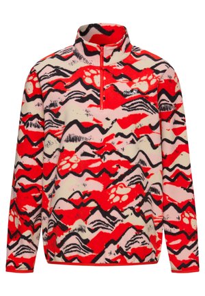 Fleece pullover met een halve rits bij de kraag, een opvallend rood-roze bergpatroon en een klein logo op de borst. Zachte textuur overal.