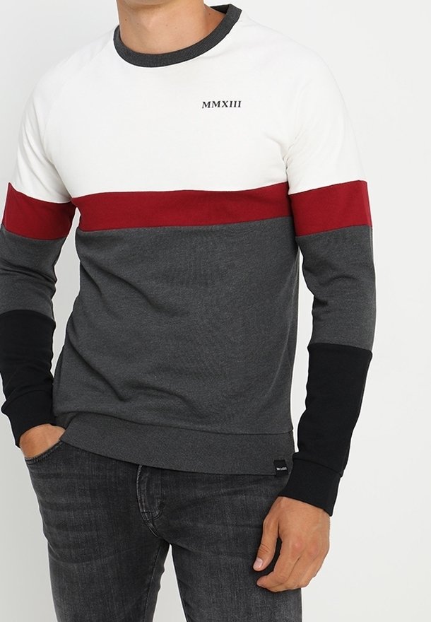 Sweat-shirt pour hommes à blocs de couleur blanc, rouge et gris. Comprend un col rond, des manches longues et un petit logo "MMXIII" sur la poitrine.