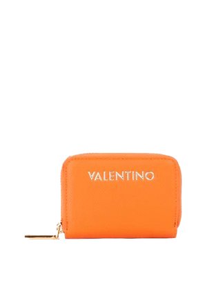 Portafoglio in pelle arancione di forma rettangolare, con il logo "Valentino" in rilievo dorato sulla parte anteriore e chiusura con cerniera.