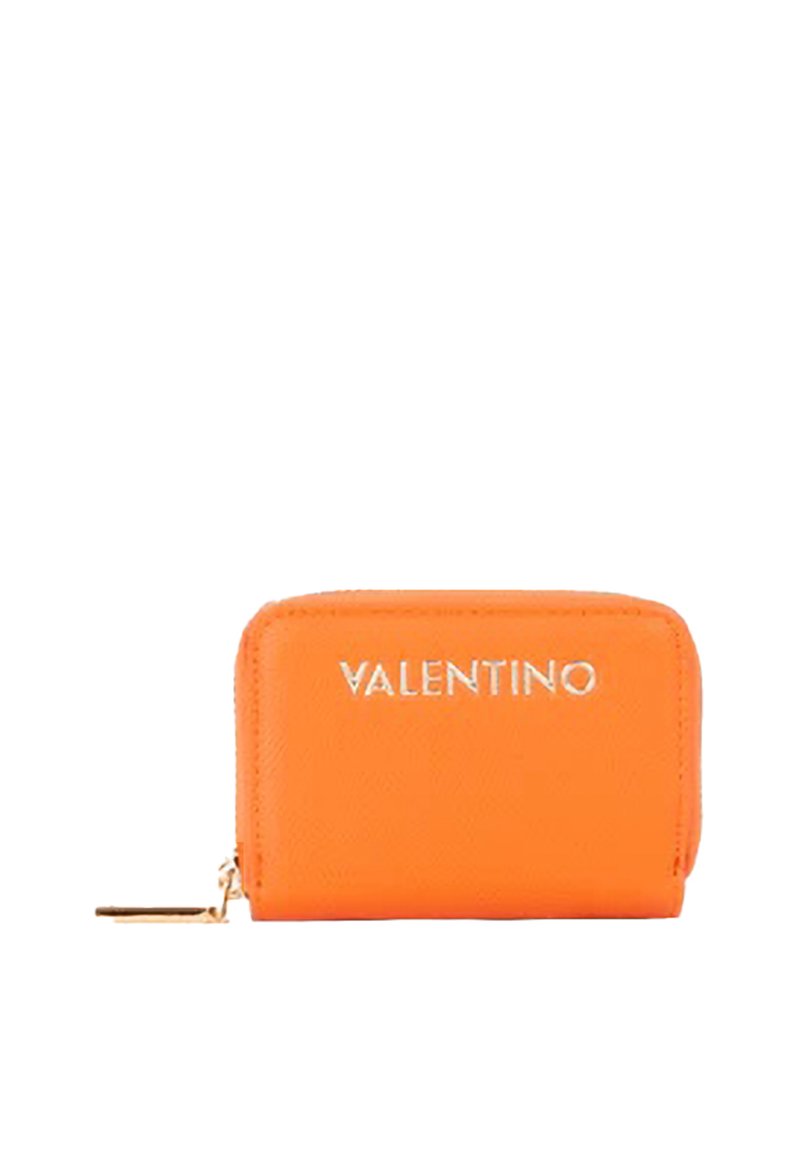 Portafoglio in pelle arancione di forma rettangolare, con il logo "Valentino" in rilievo dorato sulla parte anteriore e chiusura con cerniera.