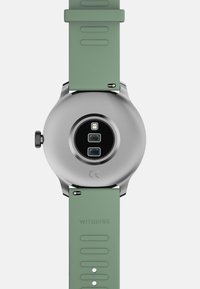 Silberne Smartwatch mit rundem metallischem Rückenteil, grünem Silikonarmband und drei Sensoren. Verfügt über ein strukturiertes Armband und ein seitliches Rad.