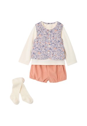 Cremefarbenes langärmeliges Hemd mit einer lila Blütenweste, lachsrosa Shorts und cremefarbenen Strumpfhosen für ein Baby oder Kleinkind.
