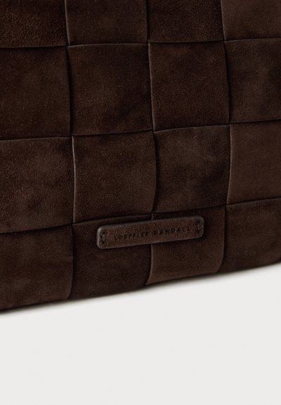 Καφέ σακίδιο από σουέντ με υφαντό σχέδιο και ομαλή υφή, με ετικέτα από δέρμα σε αντίθεση, με ανάγλυφη επιγραφή "Loeffler Randall".