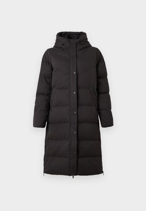 Abrigo de invierno largo, negro, acolchado, con capucha, botones de presión en el frente, bolsillos laterales y costuras horizontales acolchadas.