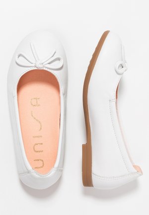 Hvide læder balletflade med rundede tæer, dekorative sløjfer, lyserøde indlægssåler og brune gummisåler vist fra top- og sidesyn.