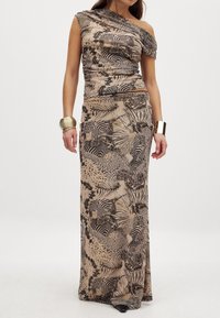 Maxikleid mit einseitigem Design, aus leichtem Stoff gefertigt, in Beige mit schwarzen Tier- und abstrakten Mustern.
