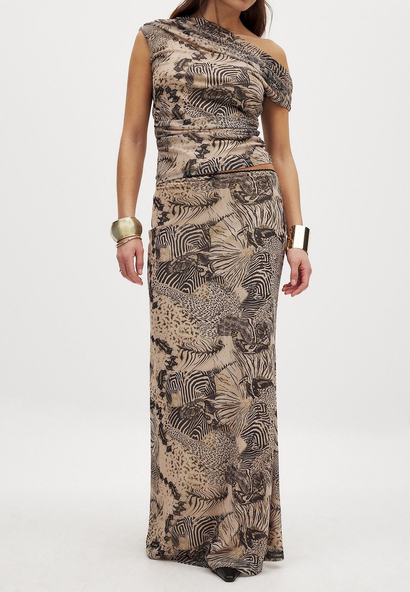 Maxikleid mit einseitigem Design, aus leichtem Stoff gefertigt, in Beige mit schwarzen Tier- und abstrakten Mustern.