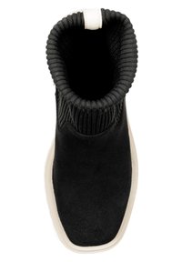 Czarny botek na kostkę z prążkowanym, dzianinowym kołnierzem, gładkim zamszowym korpusem i kontrastową kremową gumową podeszwą. Zaokrąglony nosek i smukły design.