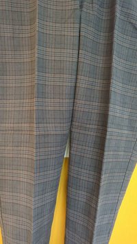 Calças cinzentas à tartan com um padrão de xadrez com finas linhas brancas e rosa claro, feitas de um tecido suave com um corte ajustado.