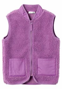 Gilet en polaire violet avec fermeture éclair sur le devant, col haut et deux poches avant avec des accents de tissu lisse. Extérieur doux et texturé.