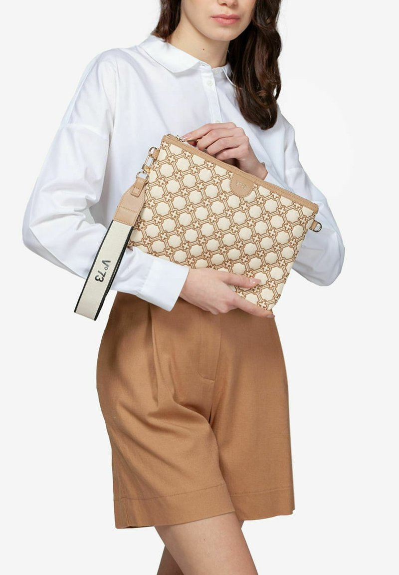 Beige clutch bag met een geometrisch patroon, leeraccenten en een afneembare canvasriem met tekst. De tas is voorzien van een bovenrits.