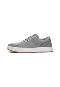 Zapatillas de malla y cuero grises con una entresuela blanca y una suela de goma marrón, con cordones redondos y un branding mínimo en el talón.