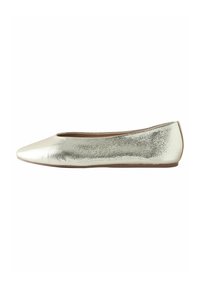 Bailarina metálica plateada con punta afilada, textura suave y un tacón bajo. Presenta un diseño de tipo slip-on con un sutil patrón agrietado.