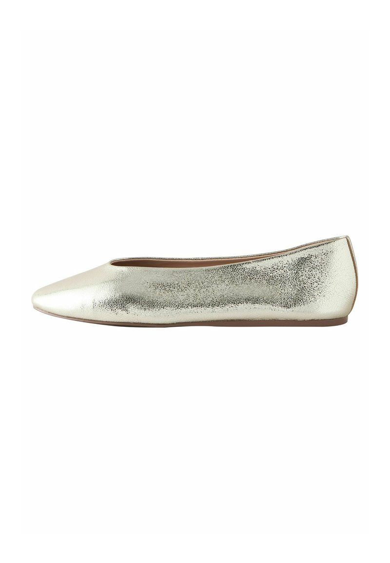 Bailarina metálica plateada con punta afilada, textura suave y un tacón bajo. Presenta un diseño de tipo slip-on con un sutil patrón agrietado.