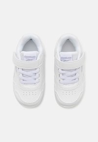 Hvite sneakers med lær-overside, nett-detaljer, snøring og borrelåsrem. Ikonisk logo på tungen.