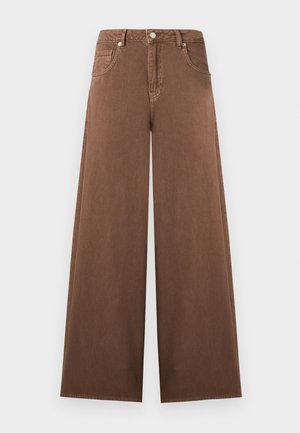 Jean en denim marron à jambes larges avec taille haute, fermeture à boutons et fermeture éclair sur le devant, et design à cinq poches.