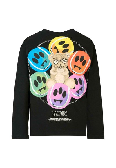 Zwarte langemouwen t-shirt met een centraal graphic van een teddybeer omringd door kleurrijke, glimlachende cirkels en tekst aan de onderkant.