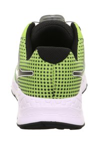 Zielone buty sportowe z czarnym wzorem w kropki. Biała podeszwa z teksturowanymi detalami. Widok z tyłu pokazuje wyściełany kołnierz i odblaskowe akcenty.