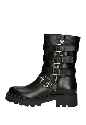 Czarne skórzane botki za kostkę z wieloma metalowymi klamrami, bocznym zamkiem błyskawicznym i grubą gumową podeszwą z ząbkowaną krawędzią.