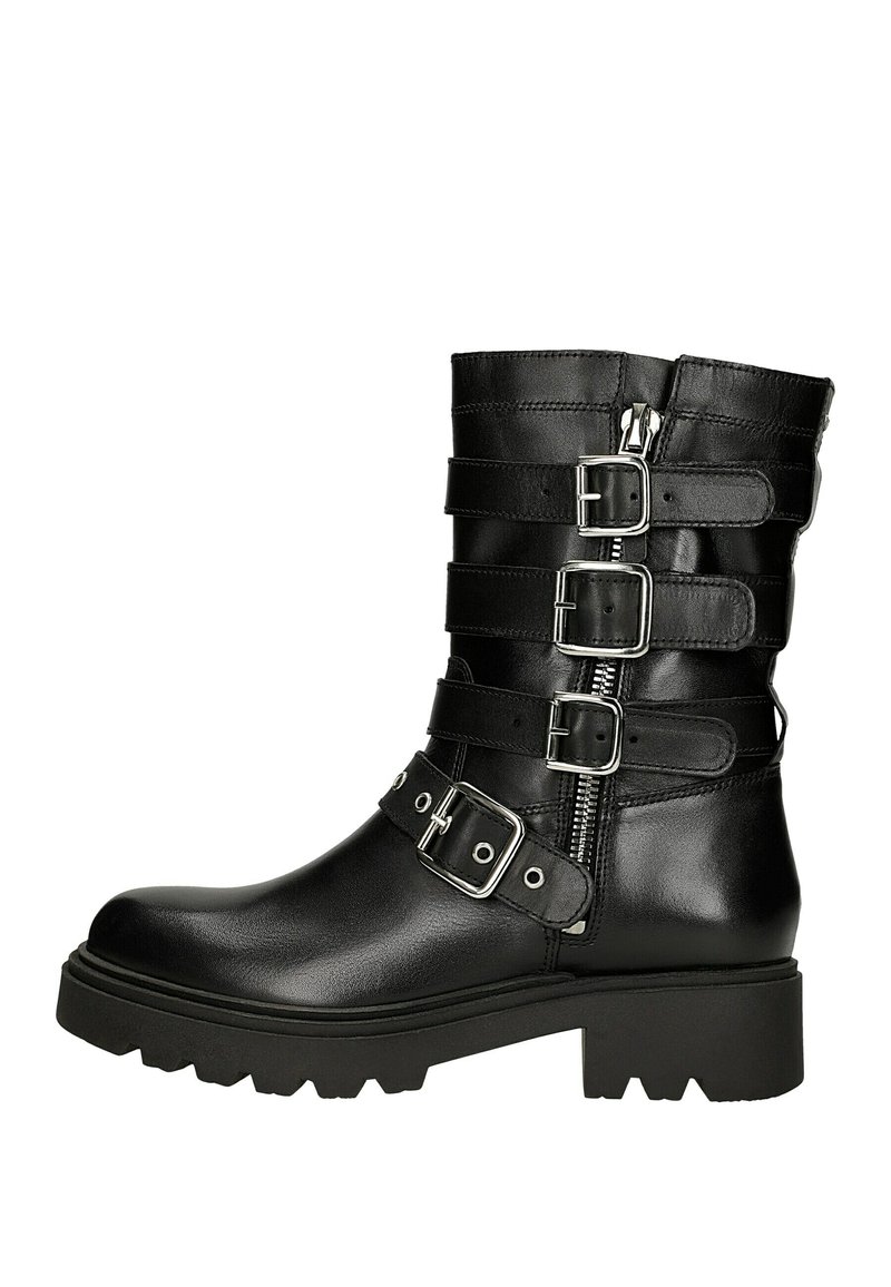 Černé kožené kotníkové boty s několika kovovými přezkami, bočním zipem a silnou gumovou podrážkou s vroubkovaným okrajem.