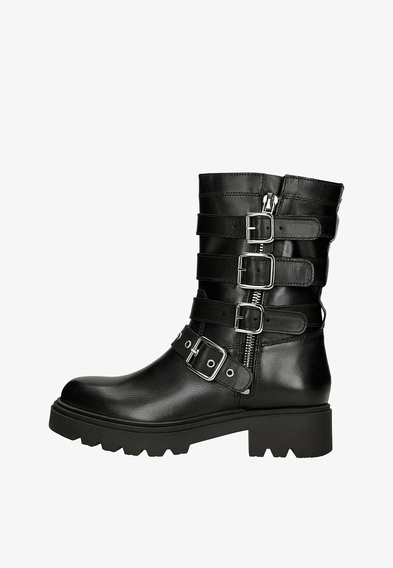 Černé kožené kotníkové boty s několika kovovými přezkami, bočním zipem a silnou gumovou podrážkou s vroubkovaným okrajem.