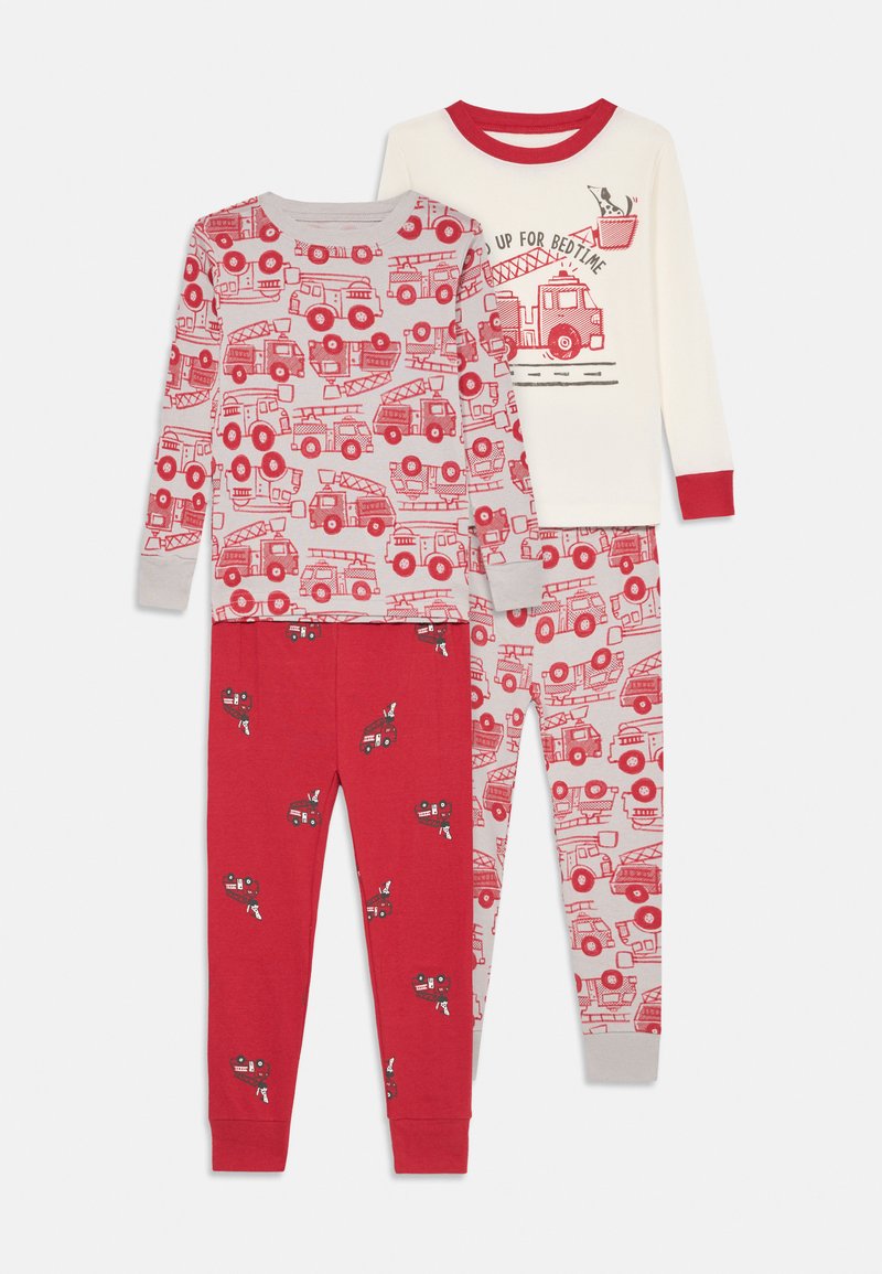 Zwei Sets Kinderpyjamas. Ein Set hat ein graues Oberteil mit roten Feuerwehrwagen-Mustern und rote Hosen mit kleinen Feuerwehrwagen-Drucken. Das andere Set ist cremefarben mit roten Akzenten, zeigt Text und eine Feuerwehrillustration.