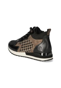 Schwarze und tanfarbene Sneaker mit einem Hahnentrittmuster, aus Wildleder und lackiertem Leder, strukturiertem Obermaterial, gepolstertem Kragen und dicker weißer Sohle.
