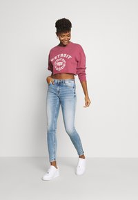 Tommy Jeans NORA ANKLE ZIP - Vaqueros pitillo - light-blue denim