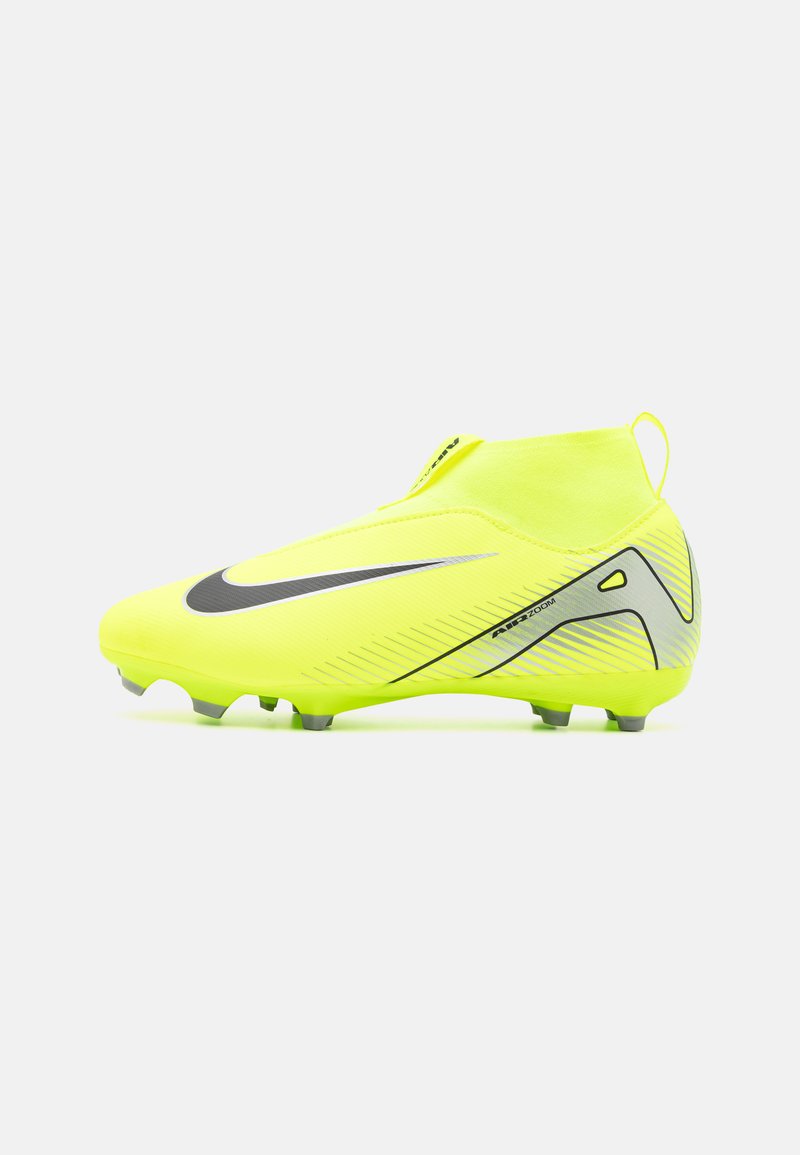 Botte de football jaune vif au design élégant, avec un swoosh noir, une surface texturée et un col mi-haut pour le soutien de la cheville.