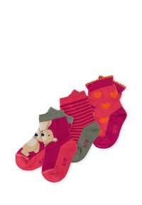Set aus drei Paar Kindersocken: eines mit einem Bär-Motiv, eines mit pinken Streifen und eines mit Herzen auf einem leuchtend pinken Hintergrund.