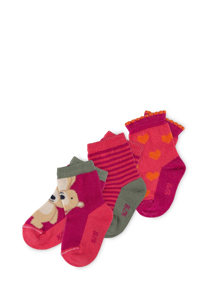 Set aus drei Paar Kindersocken: eines mit einem Bär-Motiv, eines mit pinken Streifen und eines mit Herzen auf einem leuchtend pinken Hintergrund.
