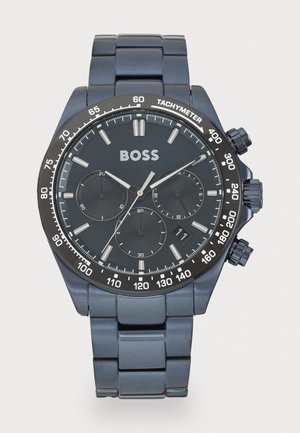 Musthave musträni kell ametükkell tume tahvel, hõbedased aktsendid, taksimeetriskaala ja linkide disain. Brändi nimi "BOSS" on selgelt nähtaval.