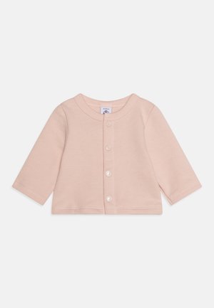 Cardigan per neonati a maniche lunghe di un rosa tenue con collo rotondo e quattro bottoni a pressione sul davanti, esposto su uno sfondo chiaro e uniforme.