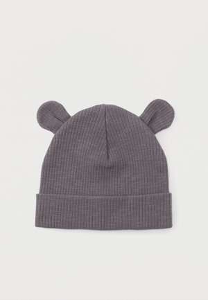 Szara prążkowana dzianinowa czapka z dwoma małymi okrągłymi uszkami, z podwiniętym brzegiem, zaprojektowana dla ciepła i zabawnego stylu.
