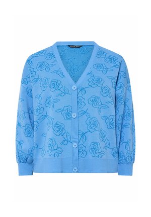Lichtblauw vest met knopen aan de voorkant en een all-over donkerblauw rozenpatroon, geribbelde boorden en zoom, en een V-hals.