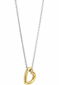 Silberne Kettenhalskette mit einem hohlen goldenen Herzanhänger, der eine glatte, polierte Oberfläche und ein markantes Ausschnittdetail aufweist.