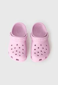 Roosad Crocsid kummist, millel on õhuavad ja tagumine rihm. Tekstuuriga tald ja sile pind, kus on nähtav logo.