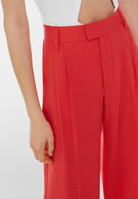 Bershka Tygbyxor - red