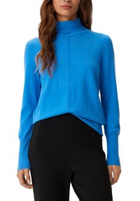 Blauer Rollkragenpullover aus weichem Strickmaterial, mit lockerer Passform und langen Ärmeln, leicht abgerundetem Saum und minimalem Markenlogo.