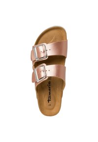 Sandal u boji ružičastog zlatnog metala s dva podesiva remena, srebrnim kopčama i smešanim teksturiranim uloškom. Logotip brenda otisnut iznutra.