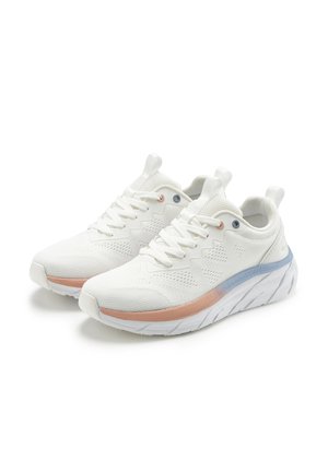 Paar weiße Sportschuhe mit gestricktem Obermaterial, Schnürverschluss, dicker weißer Sohle und pastellrosa und blauen Akzenten auf der Zwischensohle.