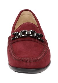 Rode suède instapper met een gladde afwerking, voorzien van een zwarte kettingaccent over de bovenkant en gestikte details langs de randen.