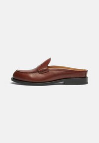 Smeđi kožni slip-on loafer s okruglim noktima, detaljno šivenje i niskim crnim gumenim potplatom; glađena tekstura s minimalnim ukrasima.