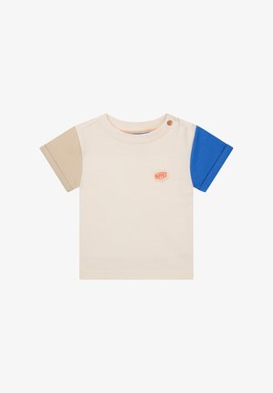 Kurzarm-T-Shirt in Creme mit beigen, hellblauen und blauen Abschnitten; verfügt über ein kleines oranges Logo und einen Druckknopf an der Schulter.